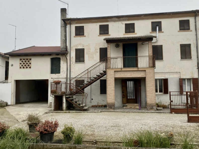 (Per INFO 3316190143) A Castelfranco Veneto, in frazione Treville, proponiamo in vendita casa sin...