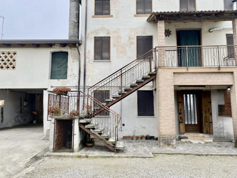 (Per INFO 3316190143) A Castelfranco Veneto, in frazione Treville, proponiamo in vendita casa sin...