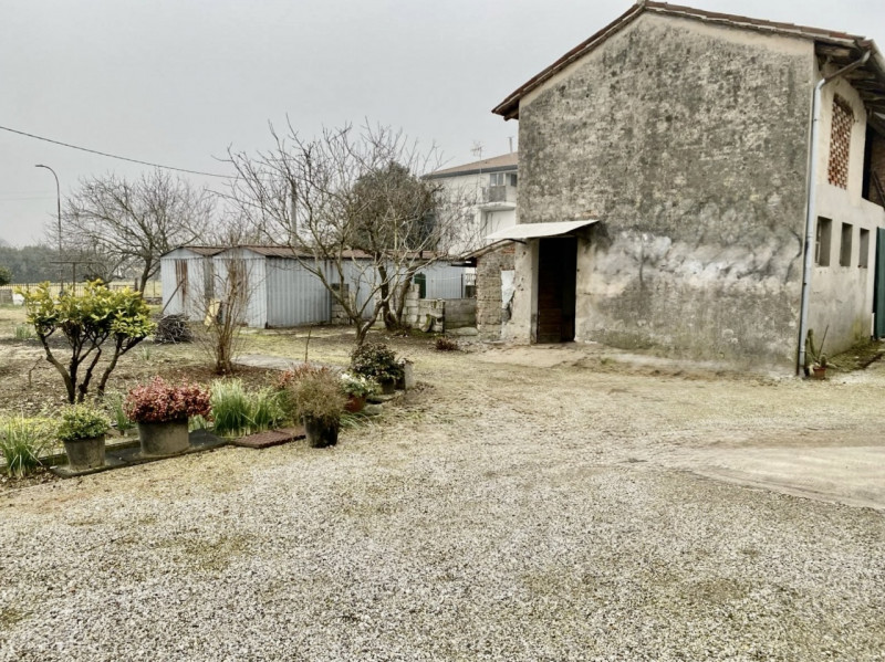 (Per INFO 3316190143) A Castelfranco Veneto, in frazione Treville, proponiamo in vendita casa sin...
