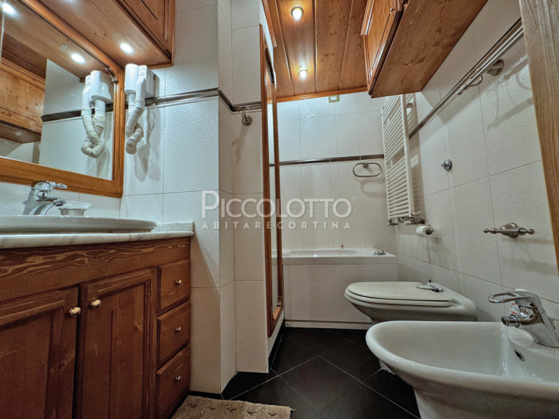 Rif. A5043 - Cortina d'Ampezzo - Appartamento in affitto - Centrale e panoramica posizione

DISPO...