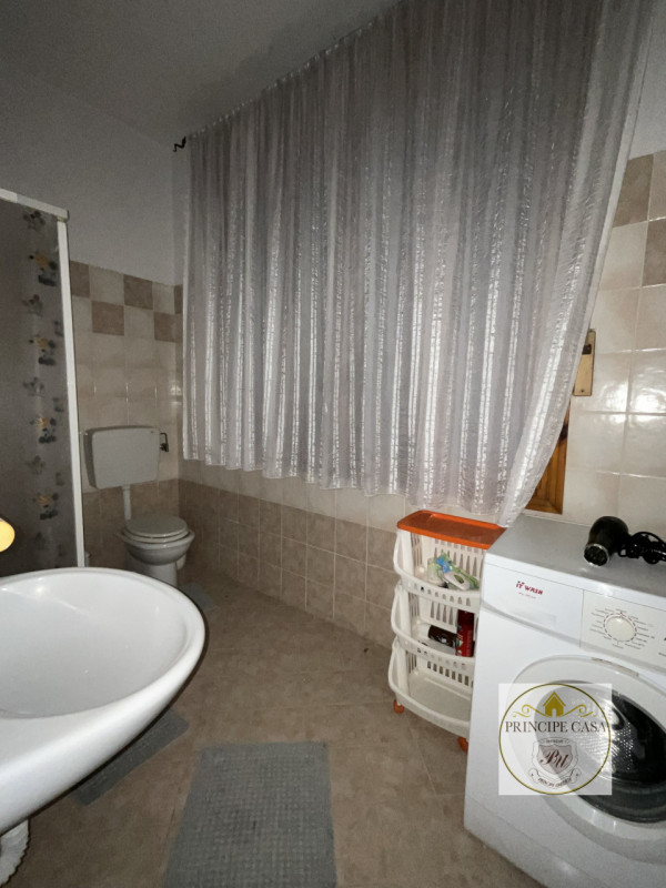 In un contesto residenziale, in zona centrale proponiamo appartamento di ampie metrature con ingr...