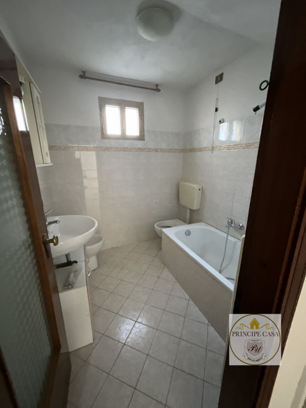 In un contesto residenziale, in zona centrale proponiamo appartamento su due livelli  da ristrutt...