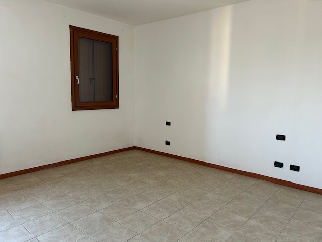 Scopri questa splendida opportunità immobiliare nel cuore di Piacenza d'Adige, situata in una zon...