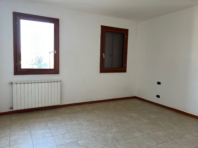 Scopri questa splendida opportunità immobiliare nel cuore di Piacenza d'Adige, situata in una zon...