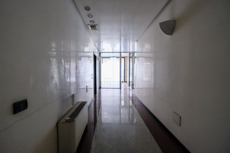 Inserito in un elegante contesto alle porte della città, questo ufficio si sviluppa principalment...