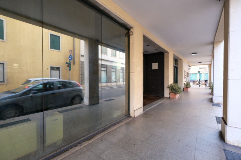 Inserito in un elegante contesto alle porte della città, questo ufficio si sviluppa principalment...