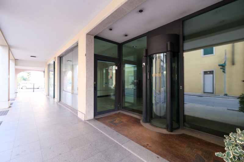 Inserito in un elegante contesto alle porte della città, questo ufficio si sviluppa principalment...