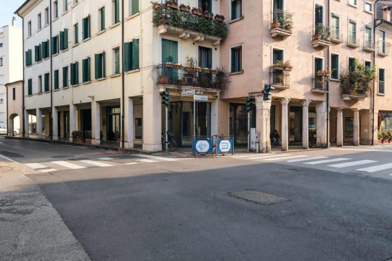 Inserito in un elegante contesto alle porte della città, questo ufficio si sviluppa principalment...