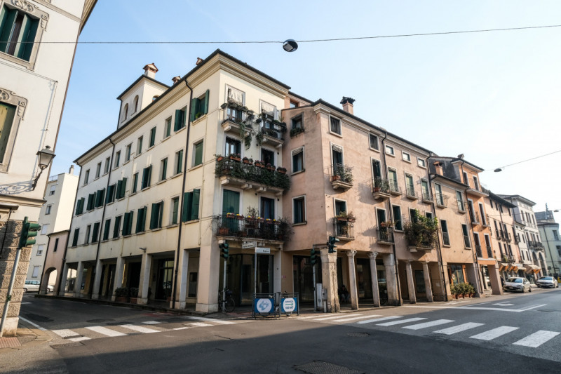 Inserito in un elegante contesto alle porte della città, questo ufficio si sviluppa principalment...