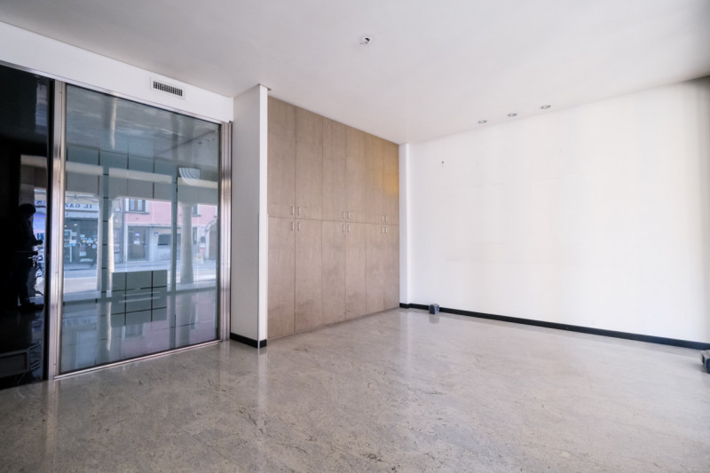 Inserito in un elegante contesto alle porte della città, questo ufficio si sviluppa principalment...