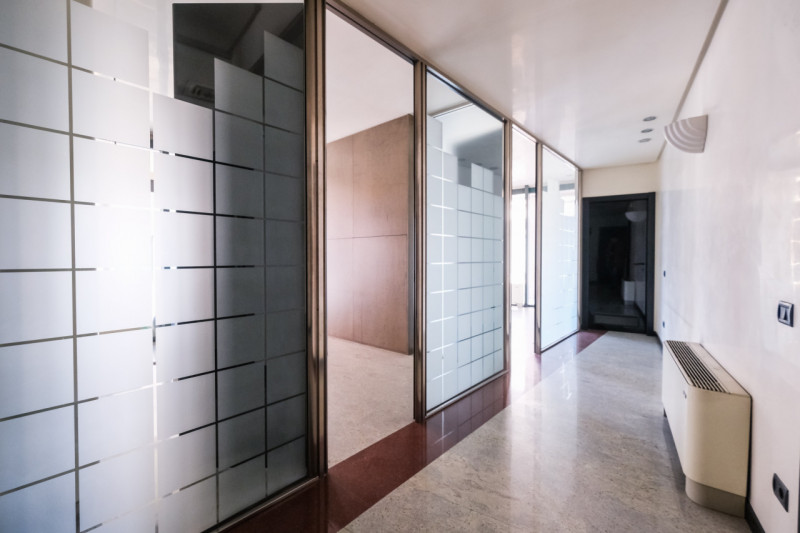 Inserito in un elegante contesto alle porte della città, questo ufficio si sviluppa principalment...