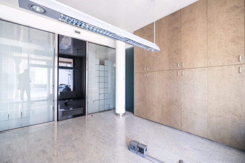 Inserito in un elegante contesto alle porte della città, questo ufficio si sviluppa principalment...