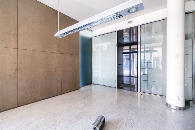 Inserito in un elegante contesto alle porte della città, questo ufficio si sviluppa principalment...