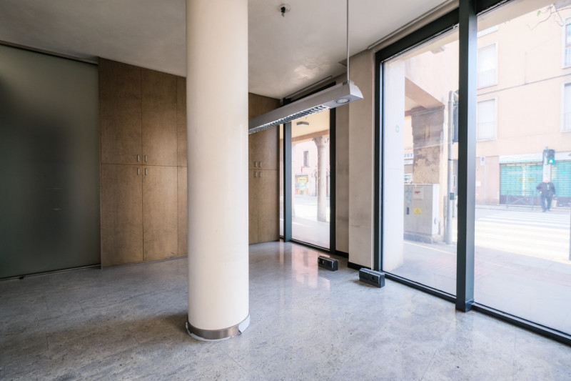 Inserito in un elegante contesto alle porte della città, questo ufficio si sviluppa principalment...