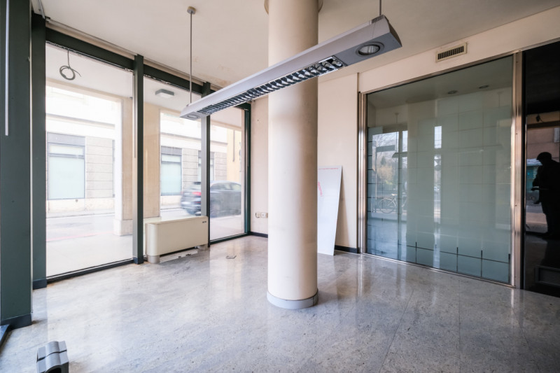 Inserito in un elegante contesto alle porte della città, questo ufficio si sviluppa principalment...