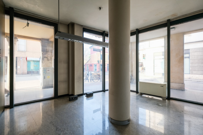 Inserito in un elegante contesto alle porte della città, questo ufficio si sviluppa principalment...