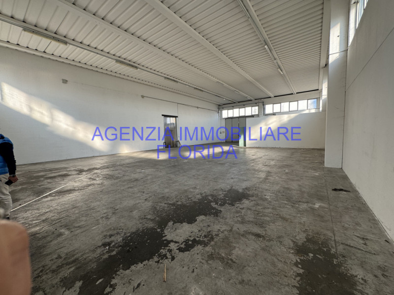 IMMEDIATE VICINANZE DI CAMPOSAMPIERO AFFITTIAMO capannone di mq. 1.200 singolo recintato, condizi...