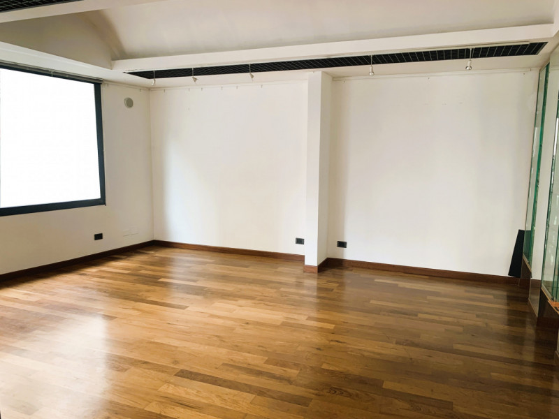 PADOVA - ZONA PIAZZE - Proponiamo in vendita negozio vetrinato in centro storico.
L'immobile disp...