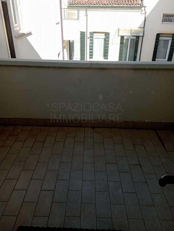 Riviera Ponti Romani- Spaziocasa Immobiliare propone in affitto ufficio di 160 mq. Il palazzo è s...