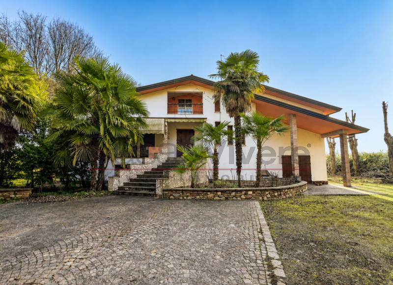 VILLA SINGOLA DI OLTRE 400 MQ CON PARCO DI OLTRE 9.000 MQ, LAGHETTO, DEPENDANCE E POTENZIALE PER ...