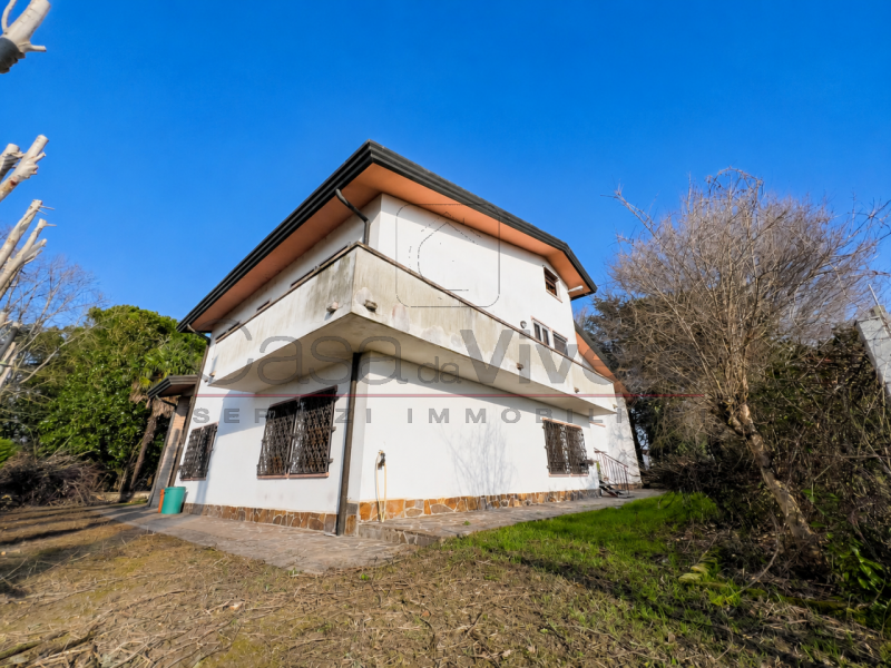 VILLA SINGOLA DI OLTRE 400 MQ CON PARCO DI OLTRE 9.000 MQ, LAGHETTO, DEPENDANCE E POTENZIALE PER ...