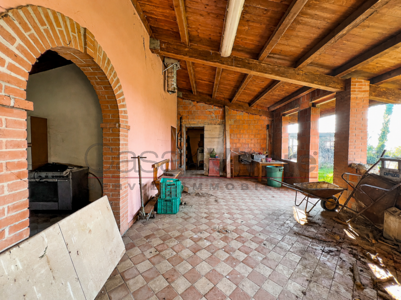VILLA SINGOLA DI OLTRE 400 MQ CON PARCO DI OLTRE 9.000 MQ, LAGHETTO, DEPENDANCE E POTENZIALE PER ...