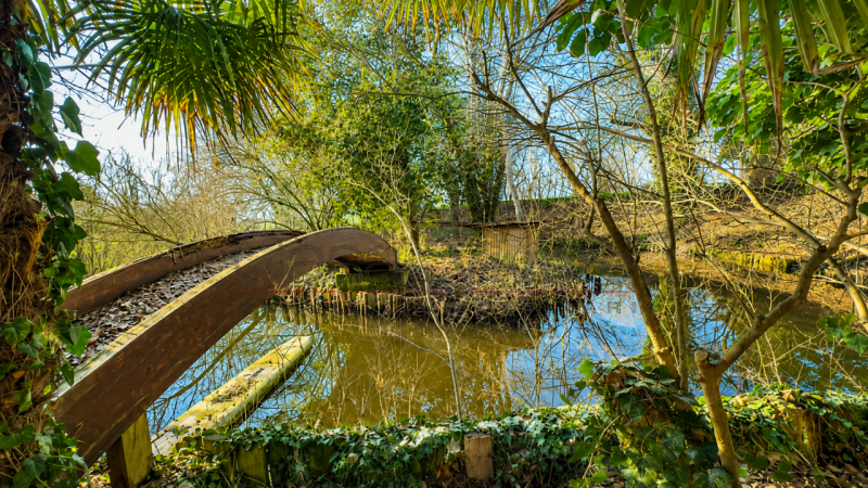 VILLA SINGOLA DI OLTRE 400 MQ CON PARCO DI OLTRE 9.000 MQ, LAGHETTO, DEPENDANCE E POTENZIALE PER ...