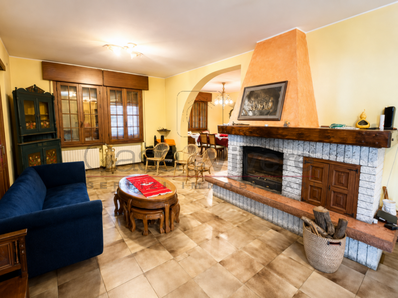 VILLA SINGOLA DI OLTRE 400 MQ CON PARCO DI OLTRE 9.000 MQ, LAGHETTO, DEPENDANCE E POTENZIALE PER ...