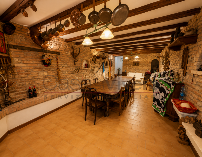 VILLA SINGOLA DI OLTRE 400 MQ CON PARCO DI OLTRE 9.000 MQ, LAGHETTO, DEPENDANCE E POTENZIALE PER ...