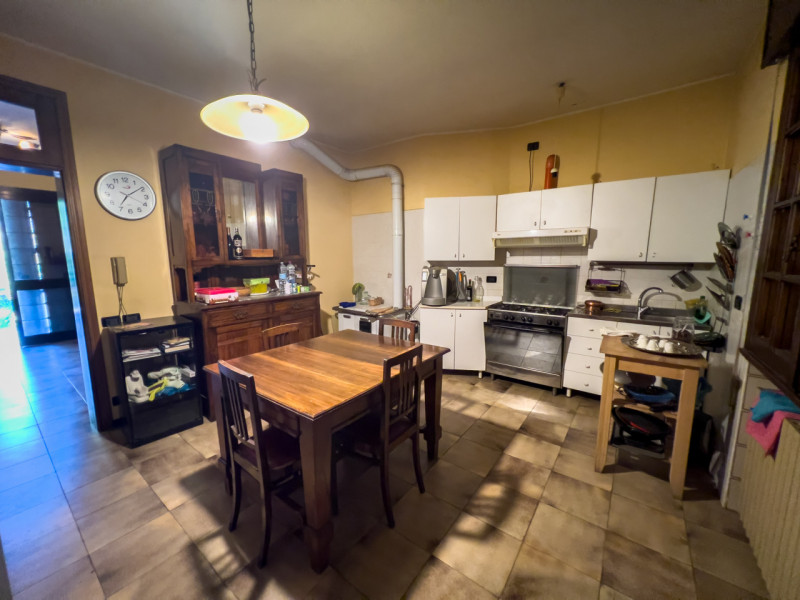 Villa singola di oltre 400 mq attorniata da un meraviglioso parco curato di oltre 9000 mq, da un ...