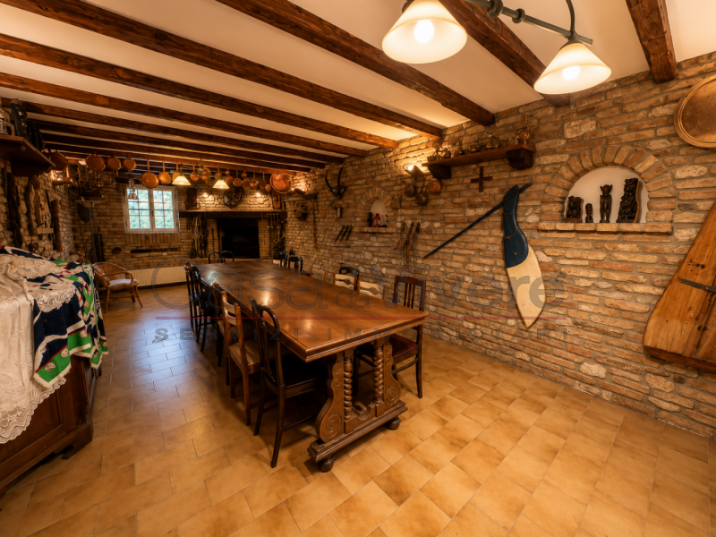VILLA SINGOLA DI OLTRE 400 MQ CON PARCO DI OLTRE 9.000 MQ, LAGHETTO, DEPENDANCE E POTENZIALE PER ...