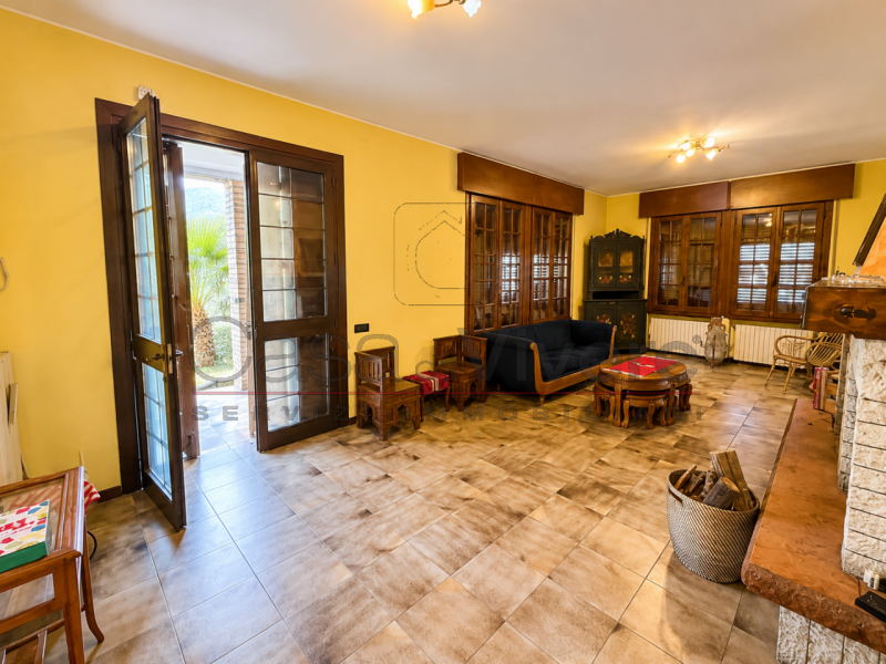 VILLA SINGOLA DI OLTRE 400 MQ CON PARCO DI OLTRE 9.000 MQ, LAGHETTO, DEPENDANCE E POTENZIALE PER ...