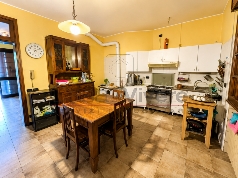 VILLA SINGOLA DI OLTRE 400 MQ CON PARCO DI OLTRE 9.000 MQ, LAGHETTO, DEPENDANCE E POTENZIALE PER ...