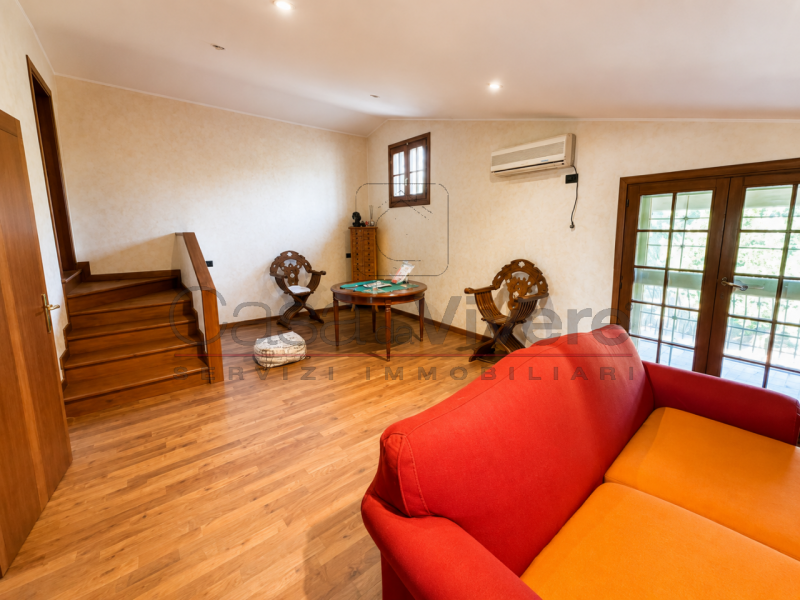 VILLA SINGOLA DI OLTRE 400 MQ CON PARCO DI OLTRE 9.000 MQ, LAGHETTO, DEPENDANCE E POTENZIALE PER ...