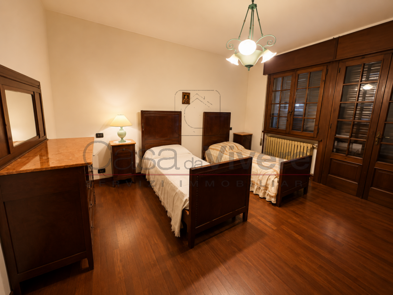 VILLA SINGOLA DI OLTRE 400 MQ CON PARCO DI OLTRE 9.000 MQ, LAGHETTO, DEPENDANCE E POTENZIALE PER ...