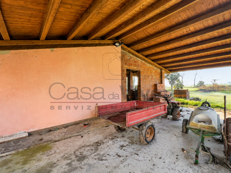 VILLA SINGOLA DI OLTRE 400 MQ CON PARCO DI OLTRE 9.000 MQ, LAGHETTO, DEPENDANCE E POTENZIALE PER ...