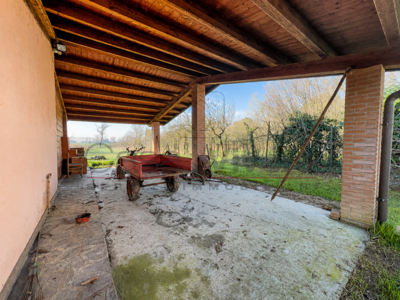 VILLA SINGOLA DI OLTRE 400 MQ CON PARCO DI OLTRE 9.000 MQ, LAGHETTO, DEPENDANCE E POTENZIALE PER ...