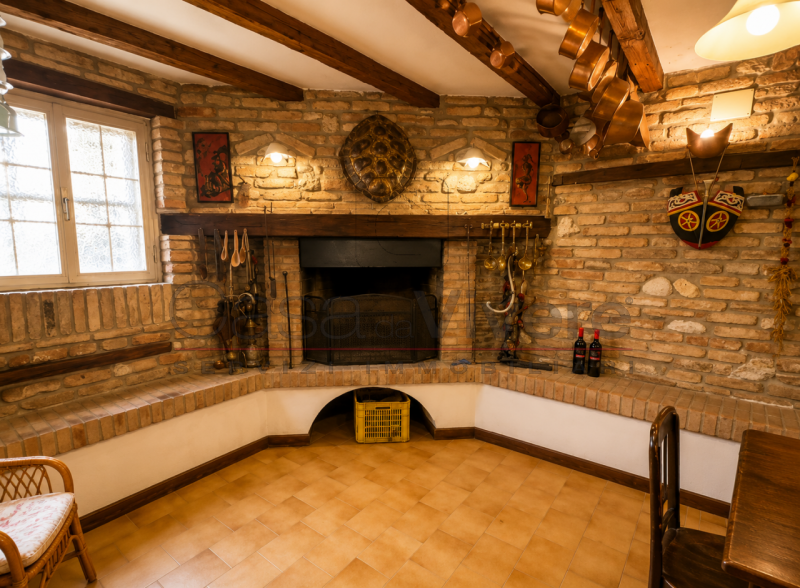 VILLA SINGOLA DI OLTRE 400 MQ CON PARCO DI OLTRE 9.000 MQ, LAGHETTO, DEPENDANCE E POTENZIALE PER ...