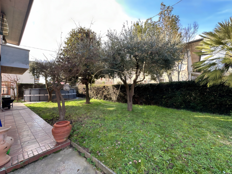 L'immobile è situato nel Comune di Montegaldella, più precisamente in Via Monte Grappa 14. 
La zo...