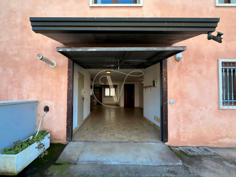 L'immobile è situato nel Comune di Montegaldella, più precisamente in Via Monte Grappa 14. 
La zo...