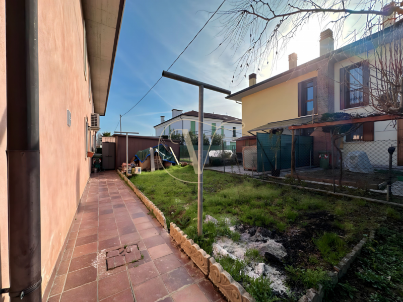 L'immobile è situato nel Comune di Montegaldella, più precisamente in Via Monte Grappa 14. 
La zo...