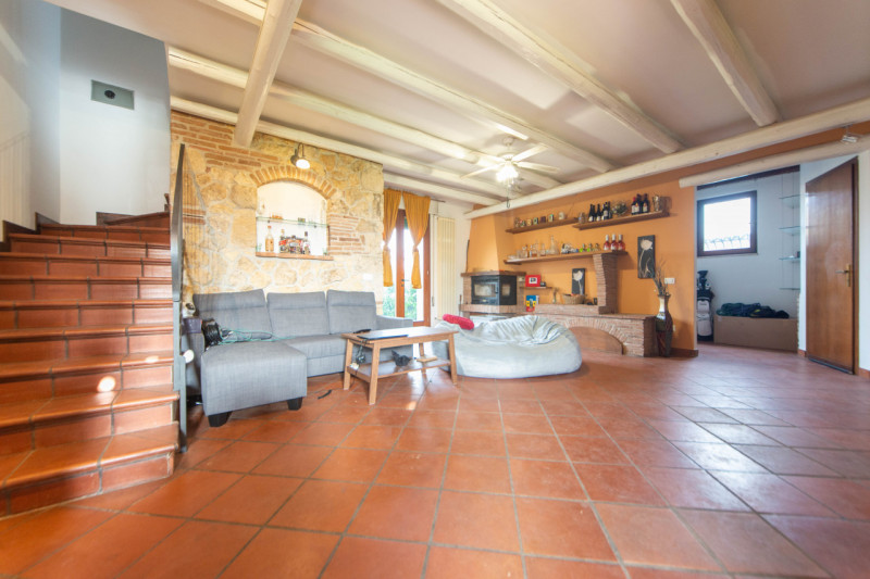 Vieni a scoprire questa graziosa villetta a schiera situata nella prima periferia di Quinto Vicen...