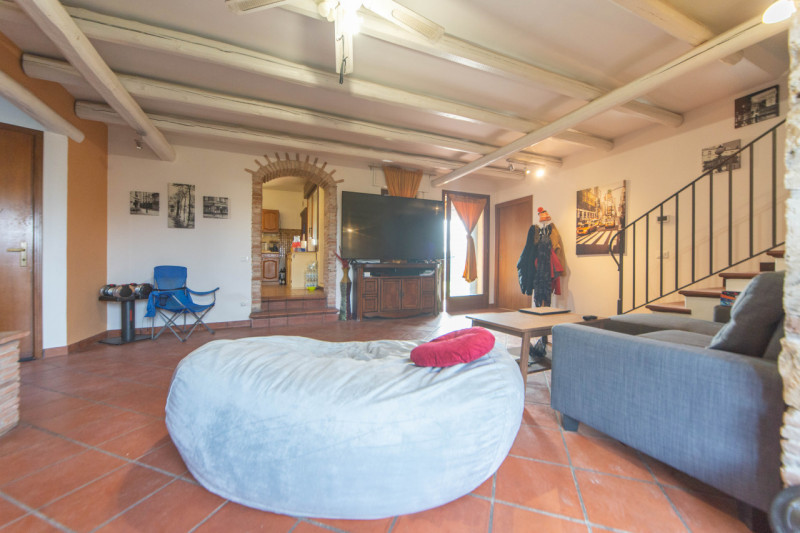 Vieni a scoprire questa graziosa villetta a schiera situata nella prima periferia di Quinto Vicen...