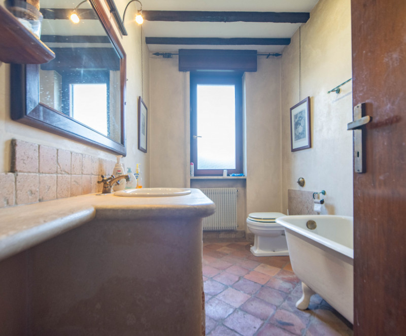 Vieni a scoprire questa graziosa villetta a schiera situata nella prima periferia di Quinto Vicen...