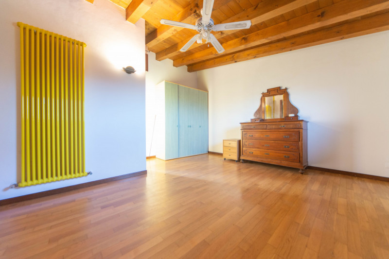 Vieni a scoprire questa graziosa villetta a schiera situata nella prima periferia di Quinto Vicen...