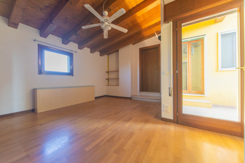 Vieni a scoprire questa graziosa villetta a schiera situata nella prima periferia di Quinto Vicen...