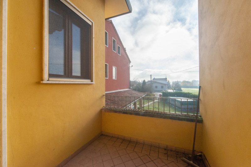 Vieni a scoprire questa graziosa villetta a schiera situata nella prima periferia di Quinto Vicen...