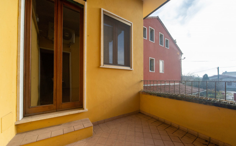 Vieni a scoprire questa graziosa villetta a schiera situata nella prima periferia di Quinto Vicen...