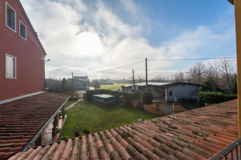 Vieni a scoprire questa graziosa villetta a schiera situata nella prima periferia di Quinto Vicen...