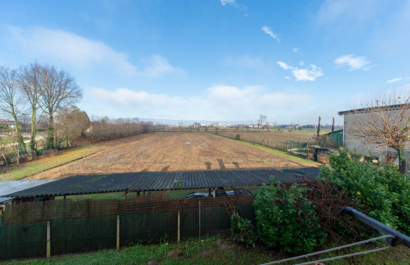 Vieni a scoprire questa graziosa villetta a schiera situata nella prima periferia di Quinto Vicen...